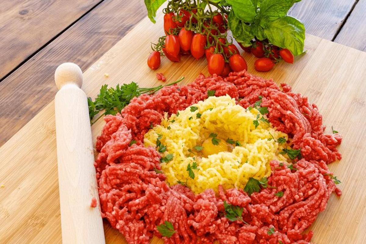 un tas de viande et d'œufs sur une planche à découper en bois