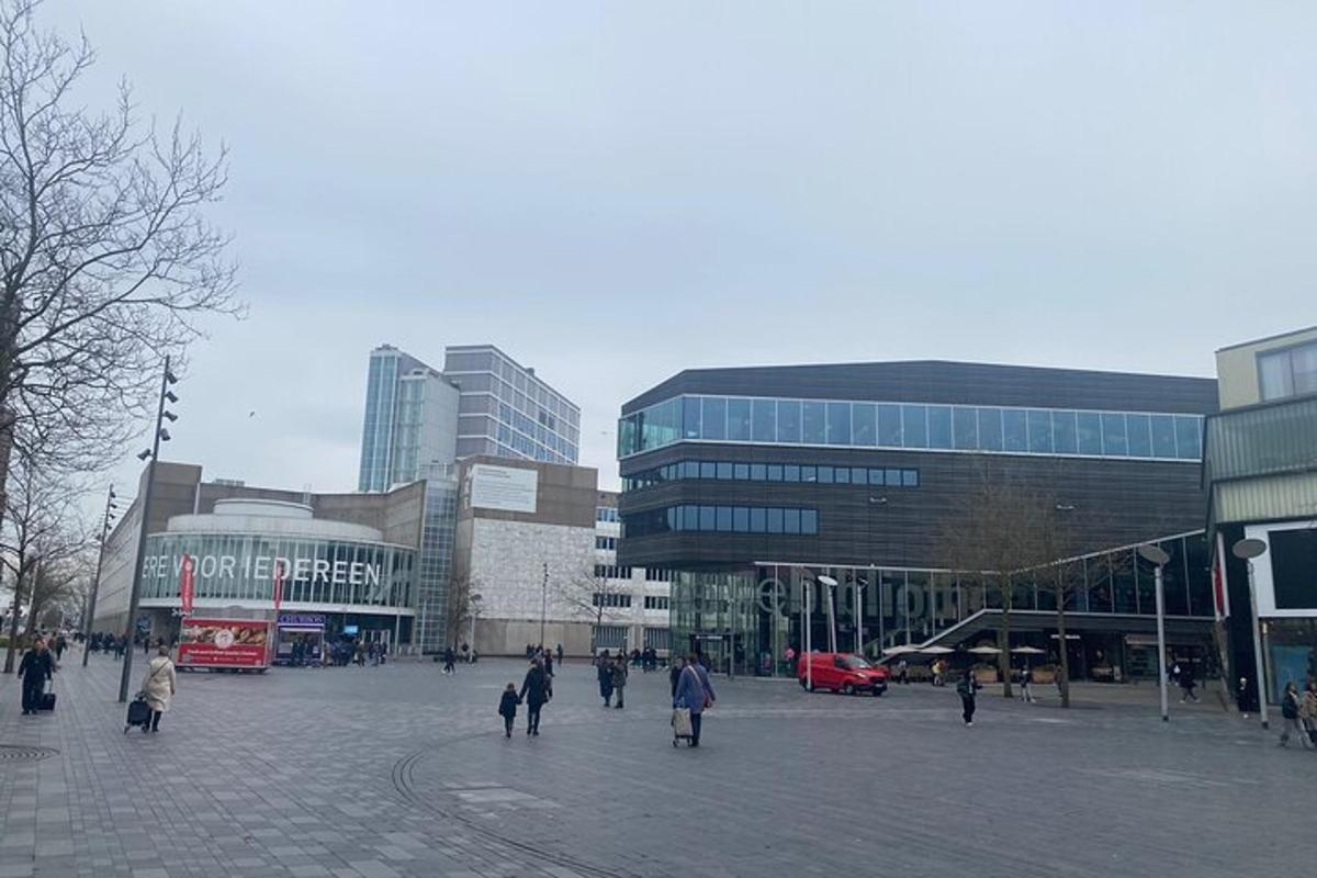 grupp inimesi, kes jalutavad linna väljakul ringi