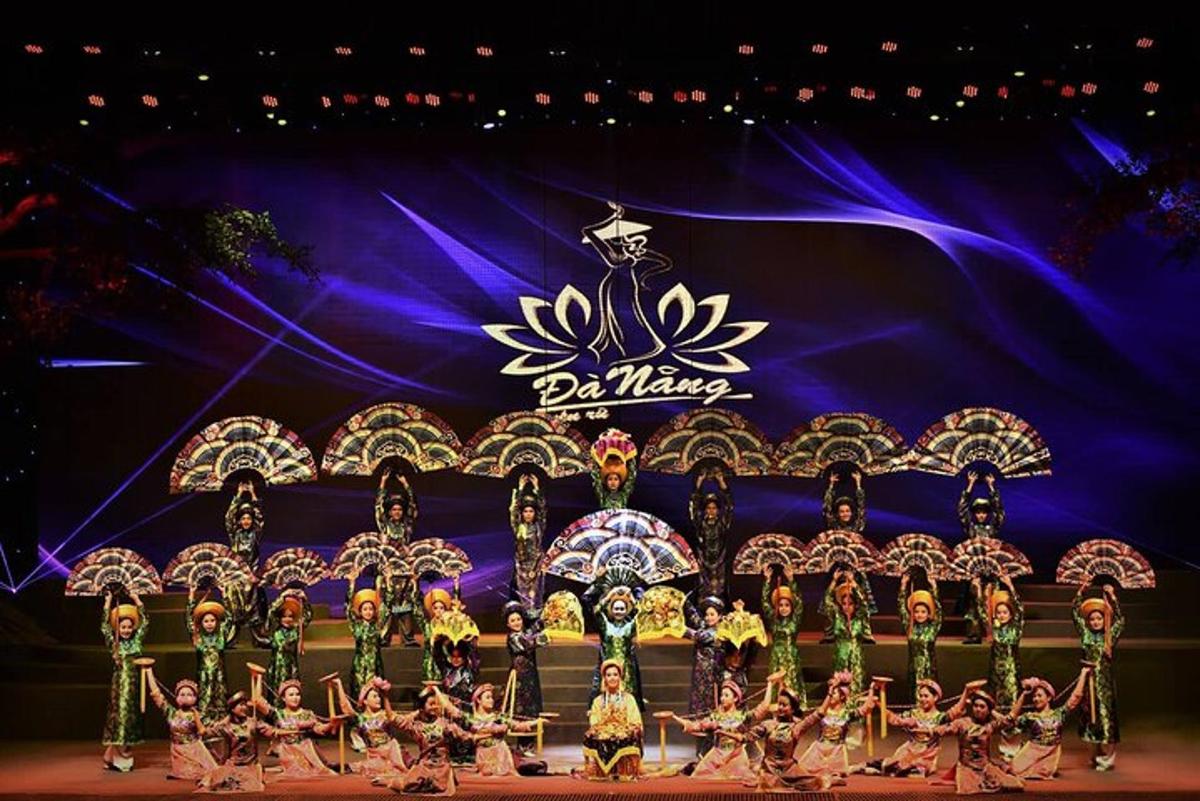 sekumpulan penari di atas pentas dengan tanda
