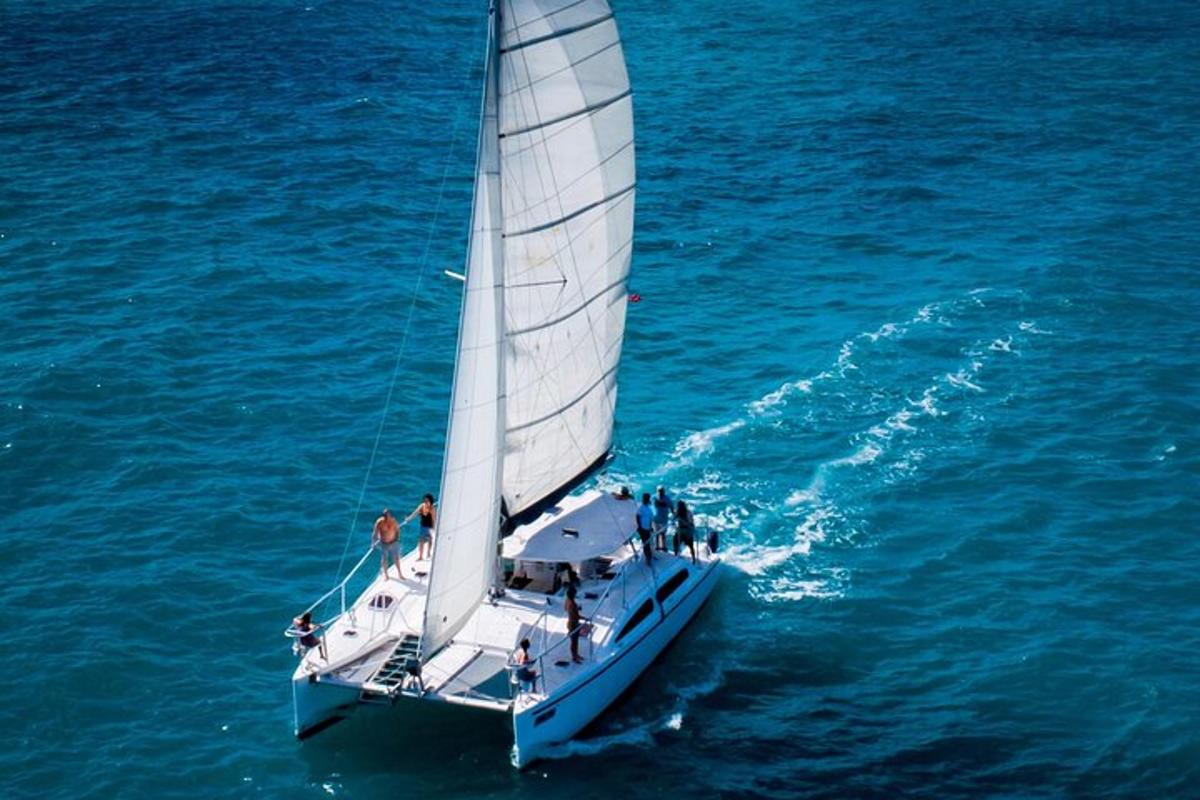 un gruppo di persone su una barca a vela in acqua