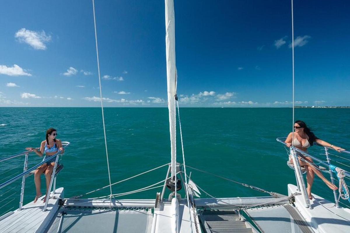 dvije žene na jedrilici u oceanu
