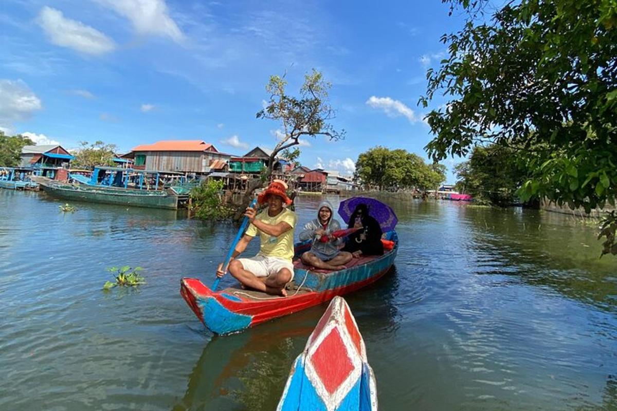 sekumpulan orang yang menaiki bot di sungai
