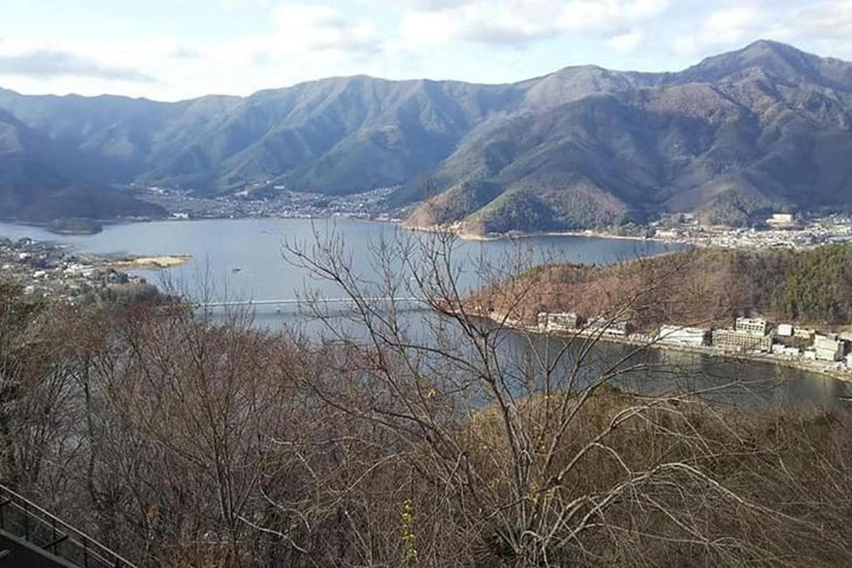 uma vista de um grande corpo de água com montanhas