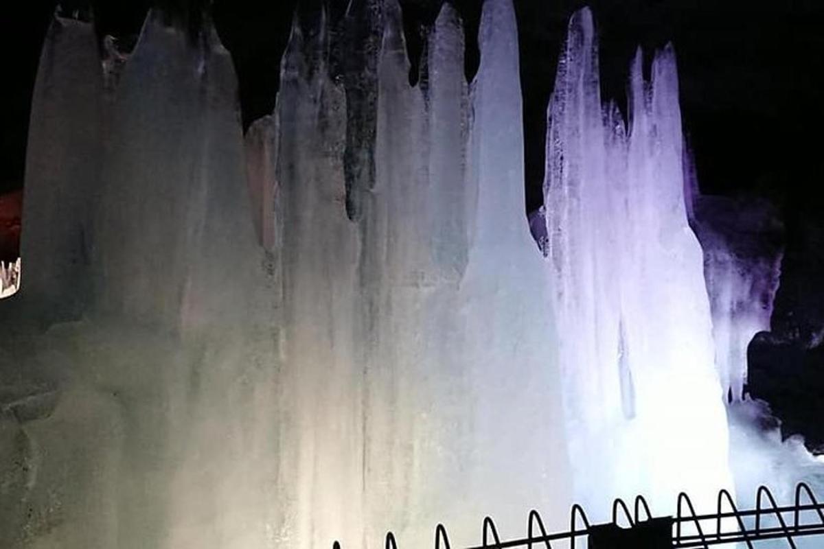 o fântână cu apă este iluminată noaptea