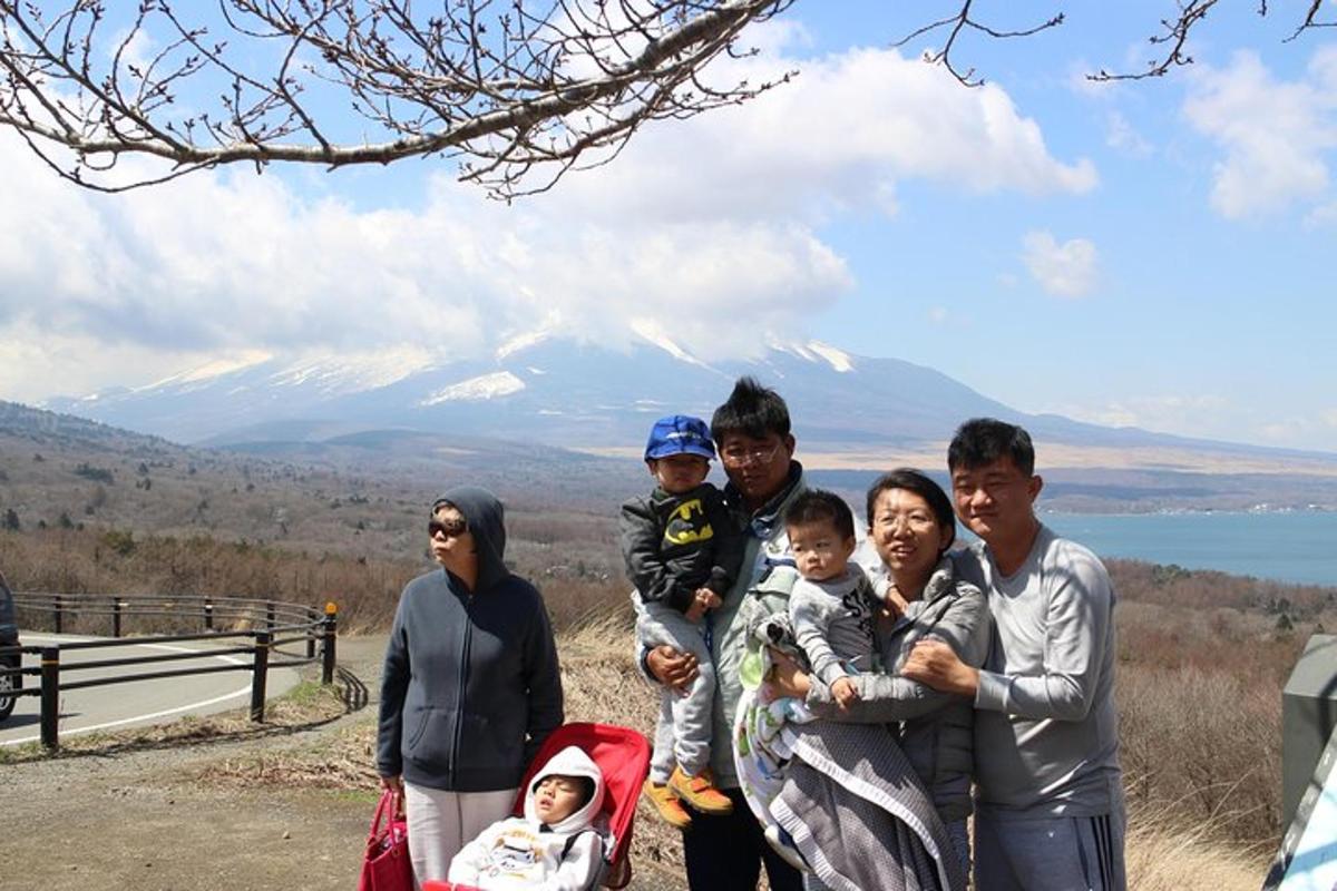 o familie care pozează pentru o fotografie în fața unui munte