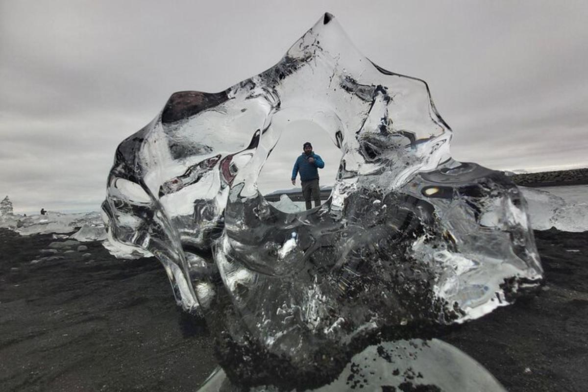 un home està dret al costat d'una escultura de gel