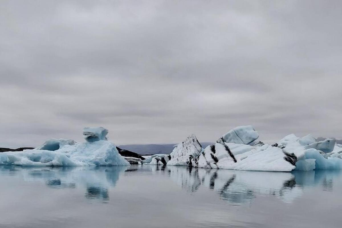 un grup d'icebergs en una massa d'aigua