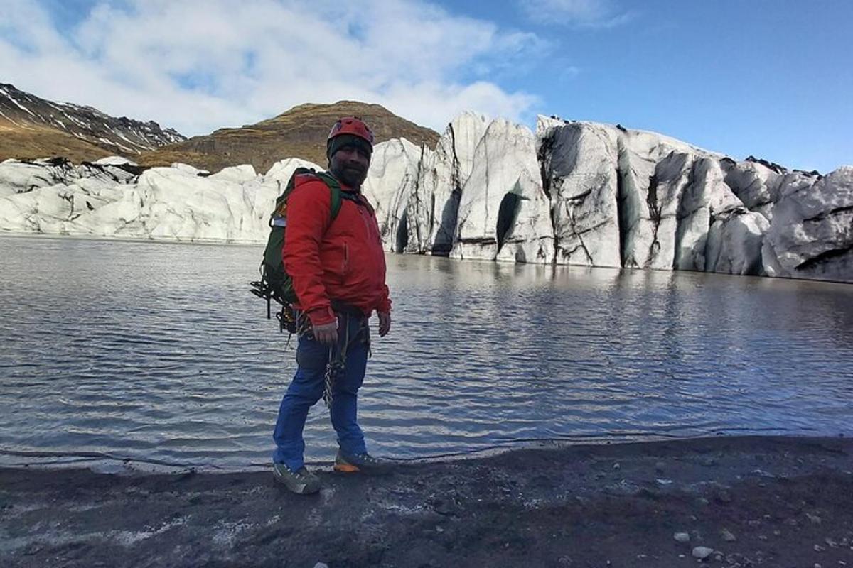 un uomo in piedi davanti a uno specchio d'acqua