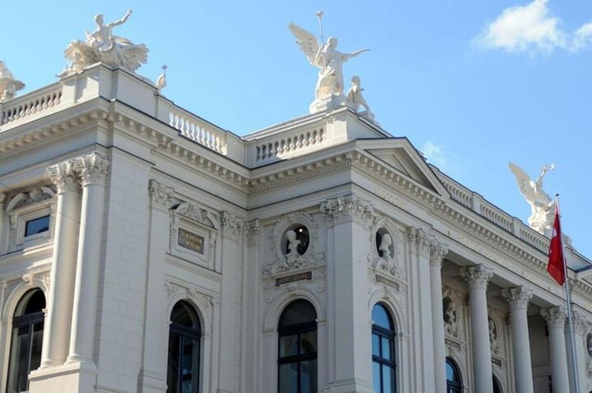ein weißes Gebäude mit Statuen darauf