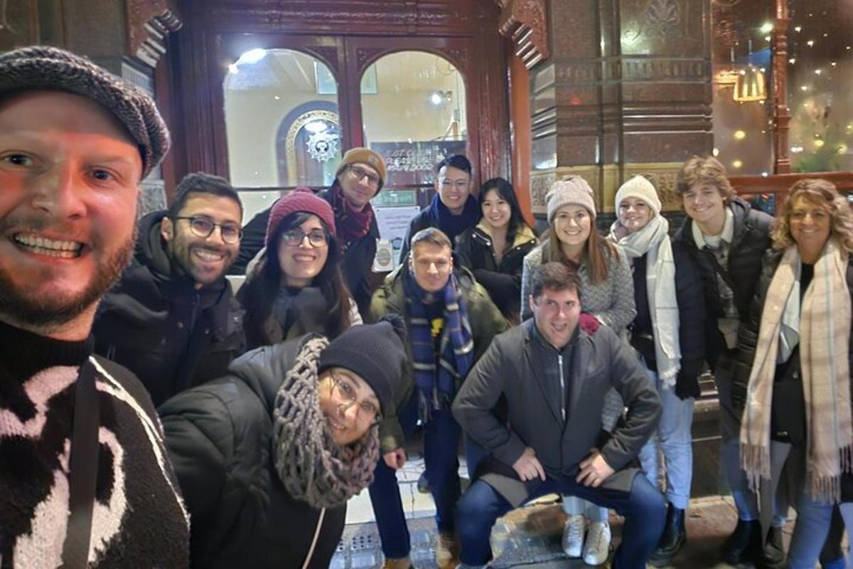 un grupo de personas posando para una foto
