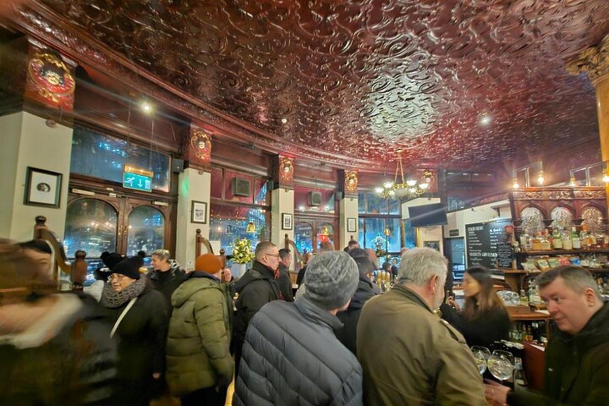 Un grupo de personas de pie en un bar