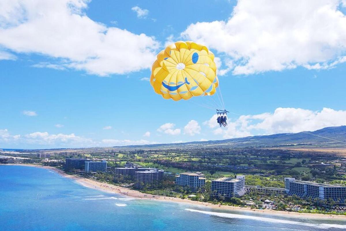 Rumeno padalo leti nad plažo