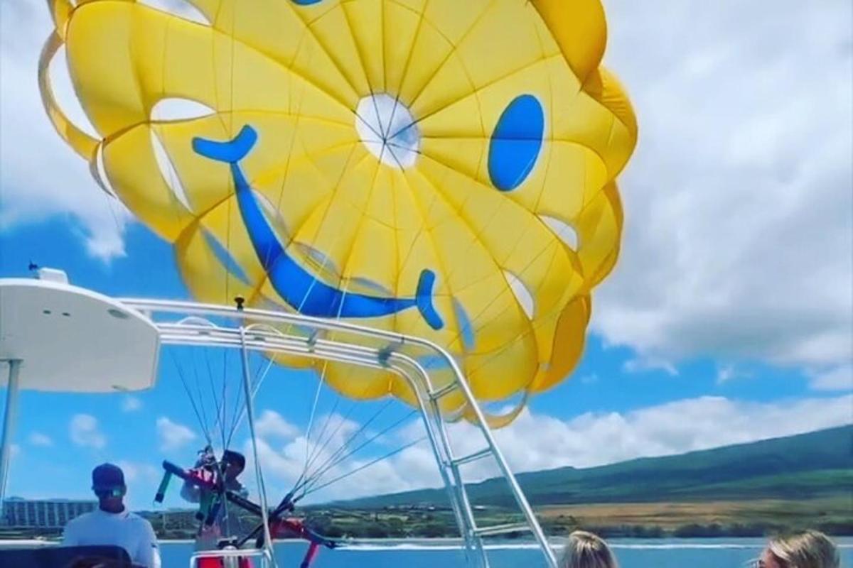 belon kuning besar duduk di atas bot