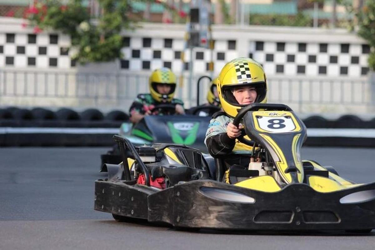 due persone che guidano un go-kart su una pista