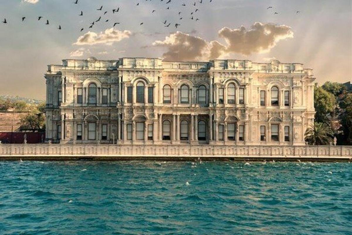 Un gran edificio situado sobre el agua en frente.