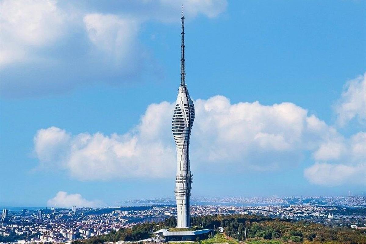 Un edificio alto en la cima de una colina con una ciudad.