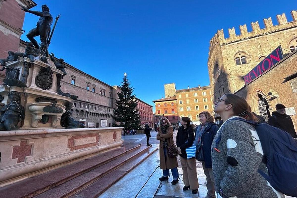 Un grupo de personas de pie frente a una estatua