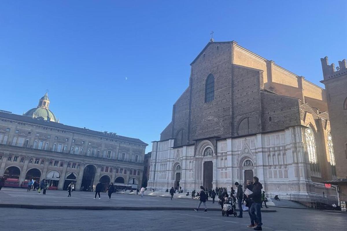 un gruppo di persone in piedi davanti a un edificio