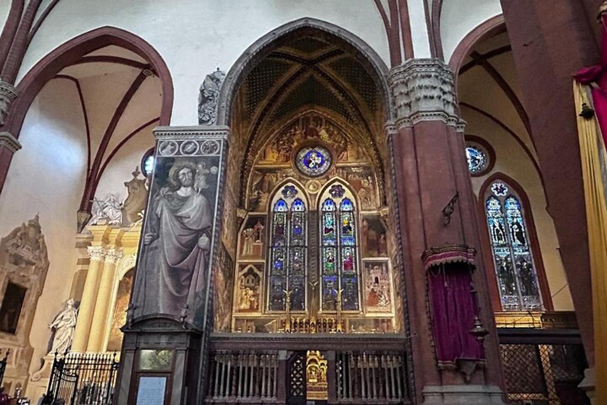una chiesa con un grande