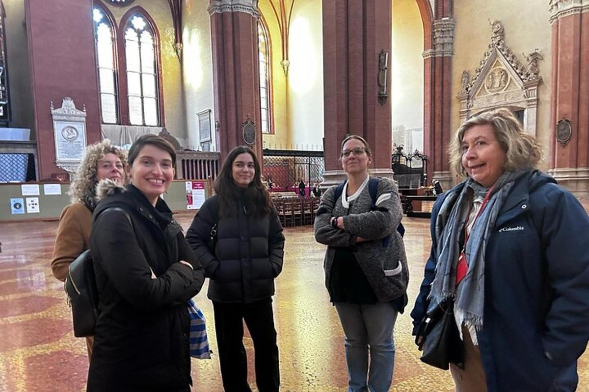 un gruppo di donne in piedi in una chiesa