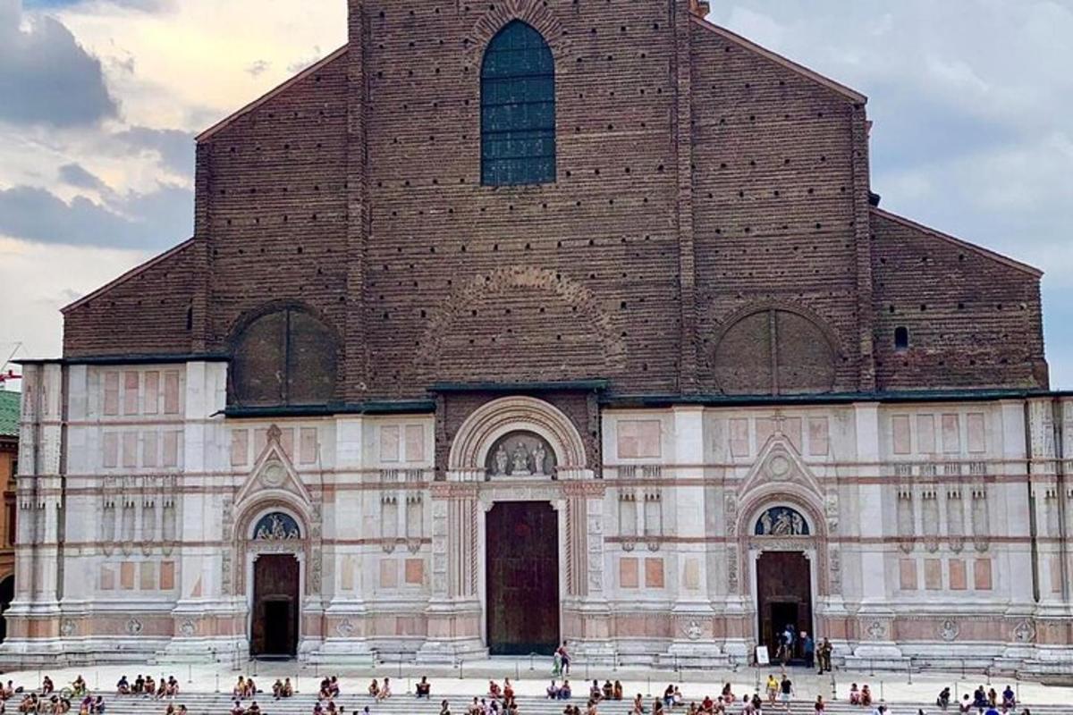 una grande chiesa con persone in piedi fuori da essa