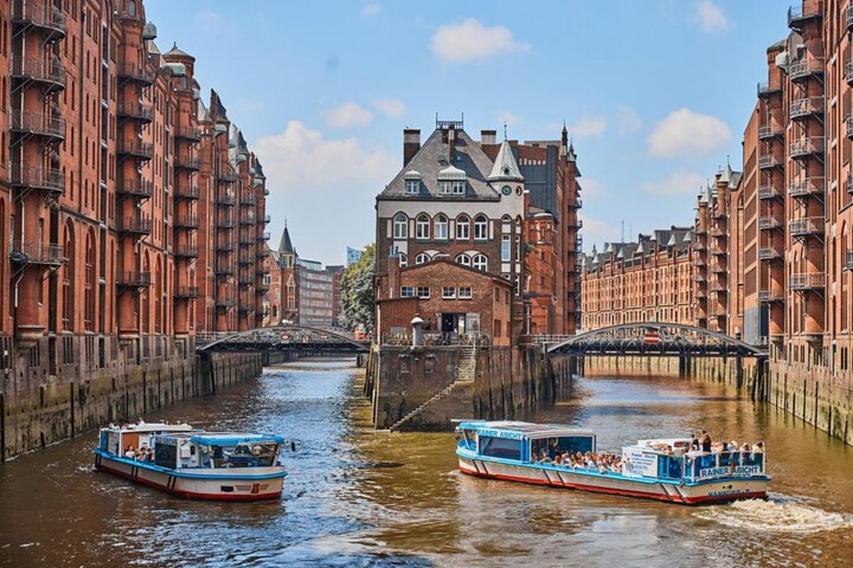 dois barcos em um rio em uma cidade com prédios