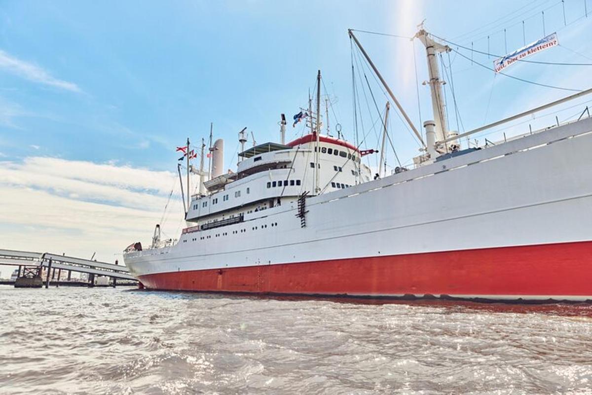 um grande navio vermelho e branco na água