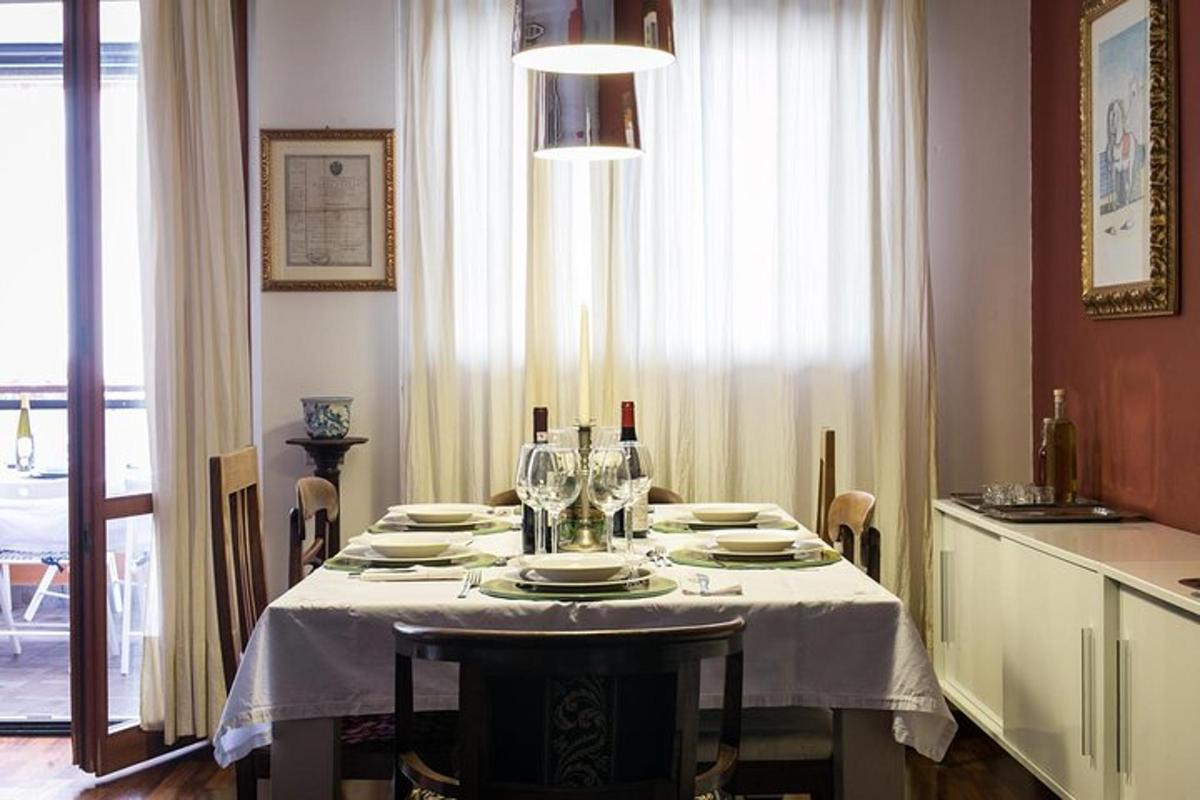 söögilaud, millel on valge laudlina