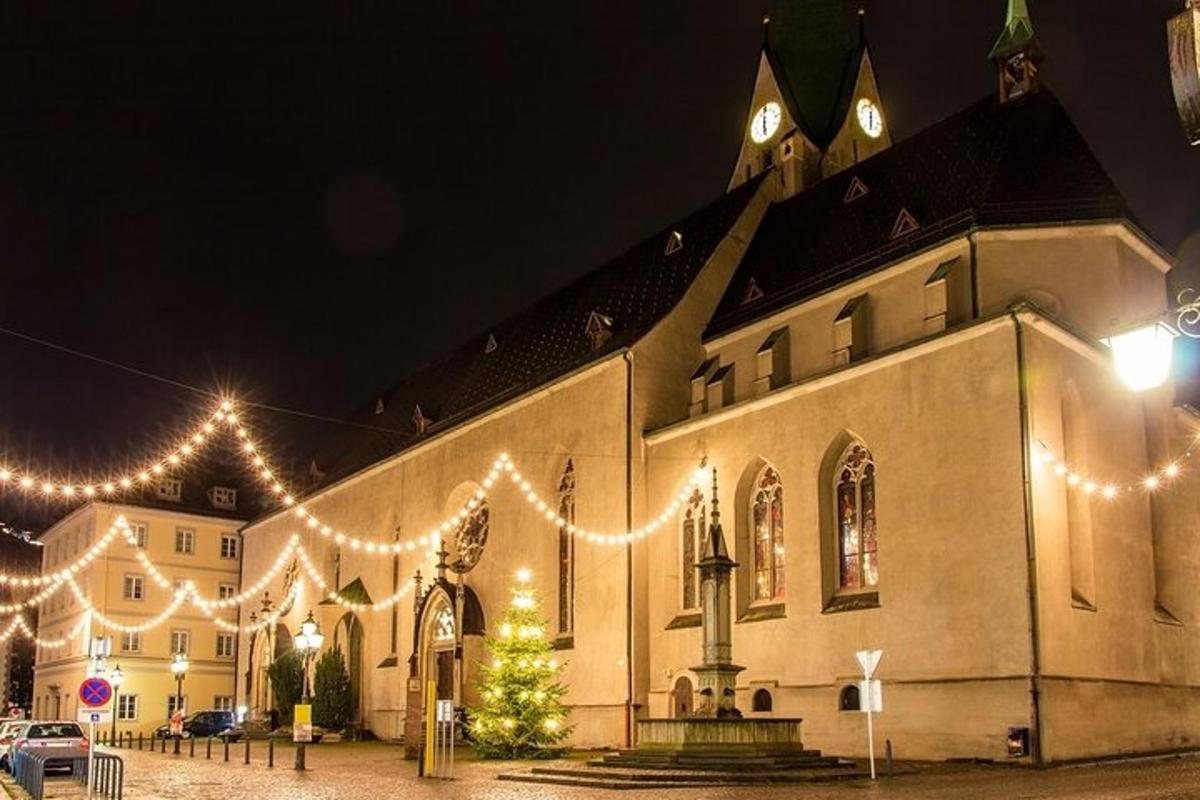 ein großes Gebäude mit Weihnachtsbeleuchtung in der Nacht