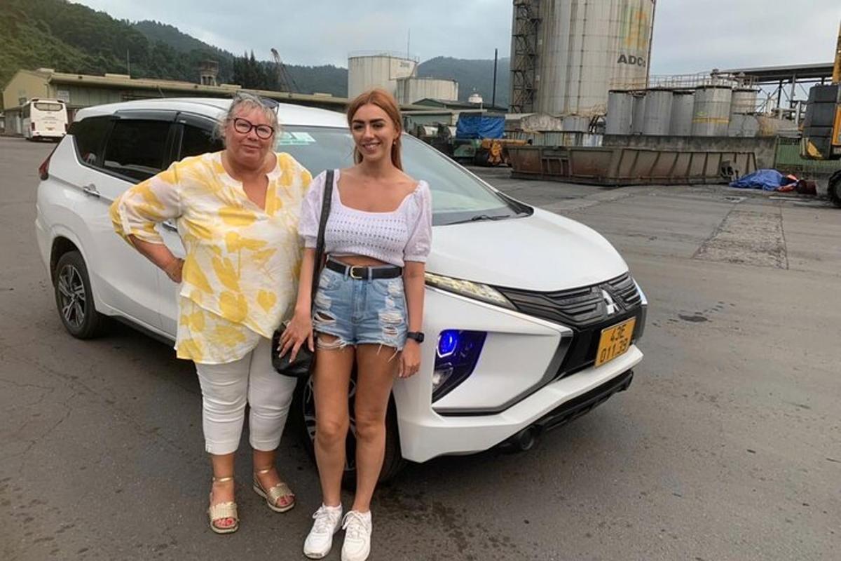 muž a žena stojaci pred autom