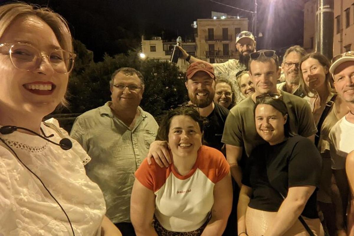 eine Gruppe von Menschen, die für ein Foto posieren