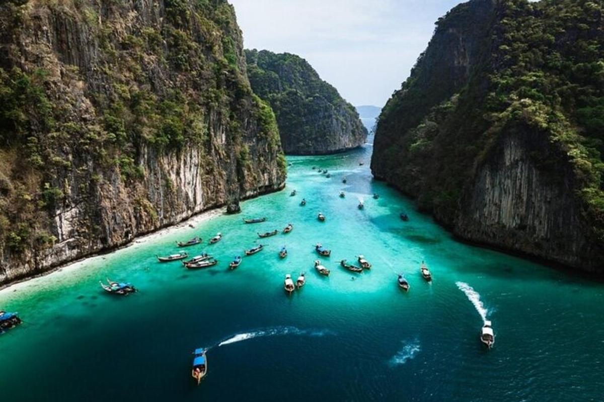 um grupo de barcos na água de um rio