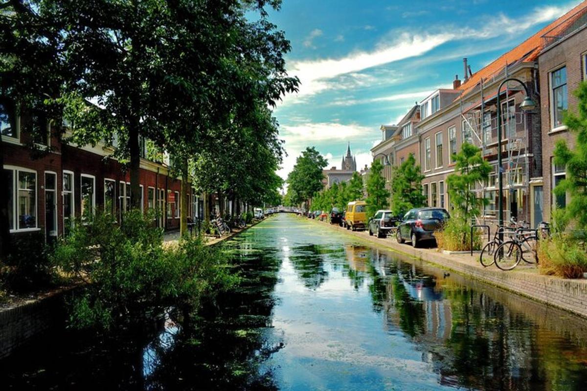 o stradă cu mașini parcate pe marginea unui canal