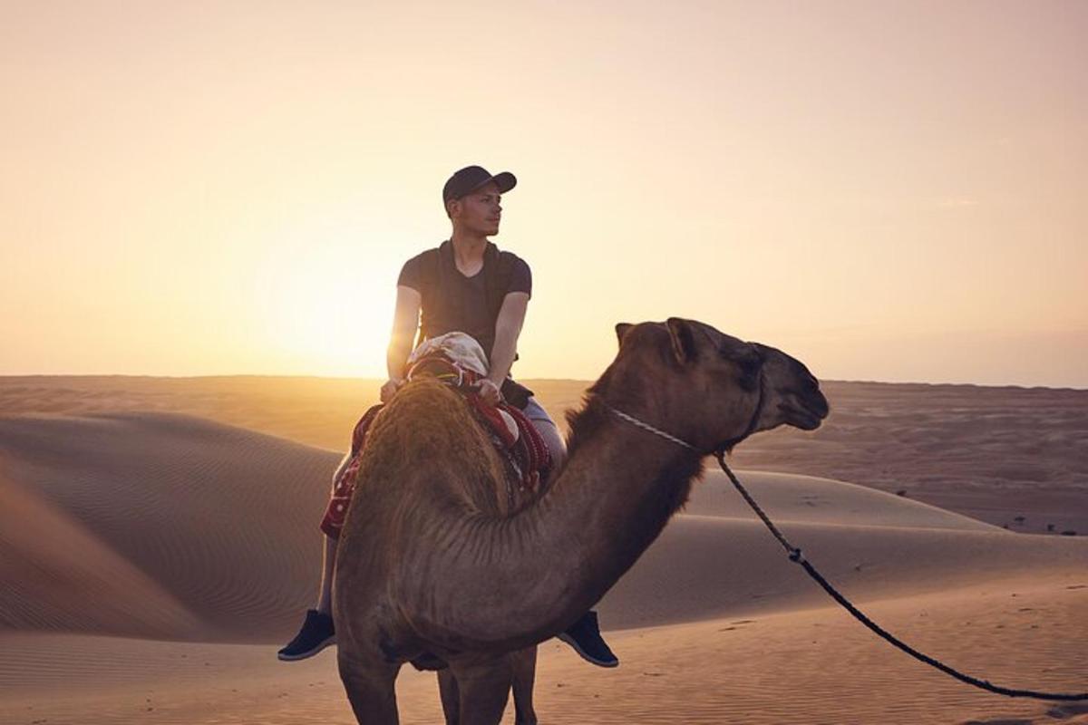 un uomo che cavalca un cammello nel deserto