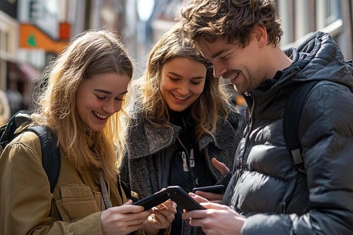 un grup de trei persoane care se uită la un telefon mobil