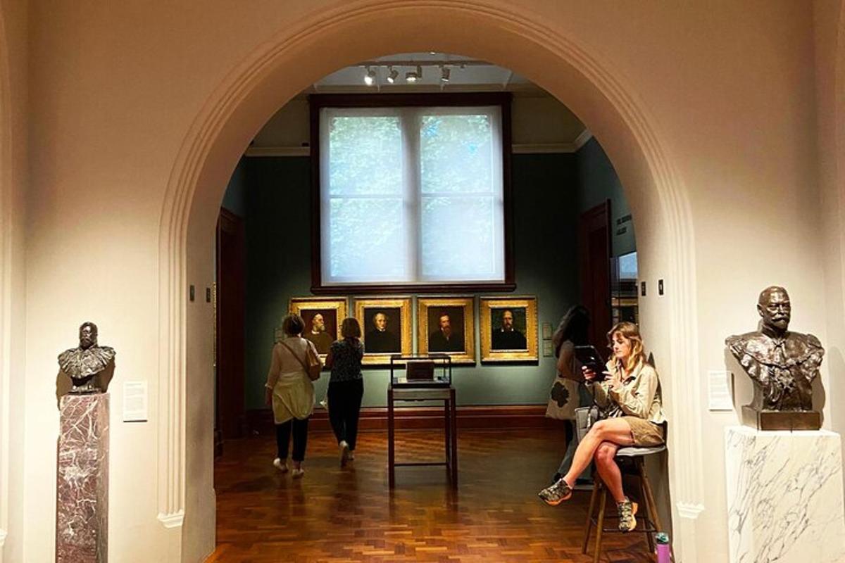 sekumpulan orang melihat seni di muzium