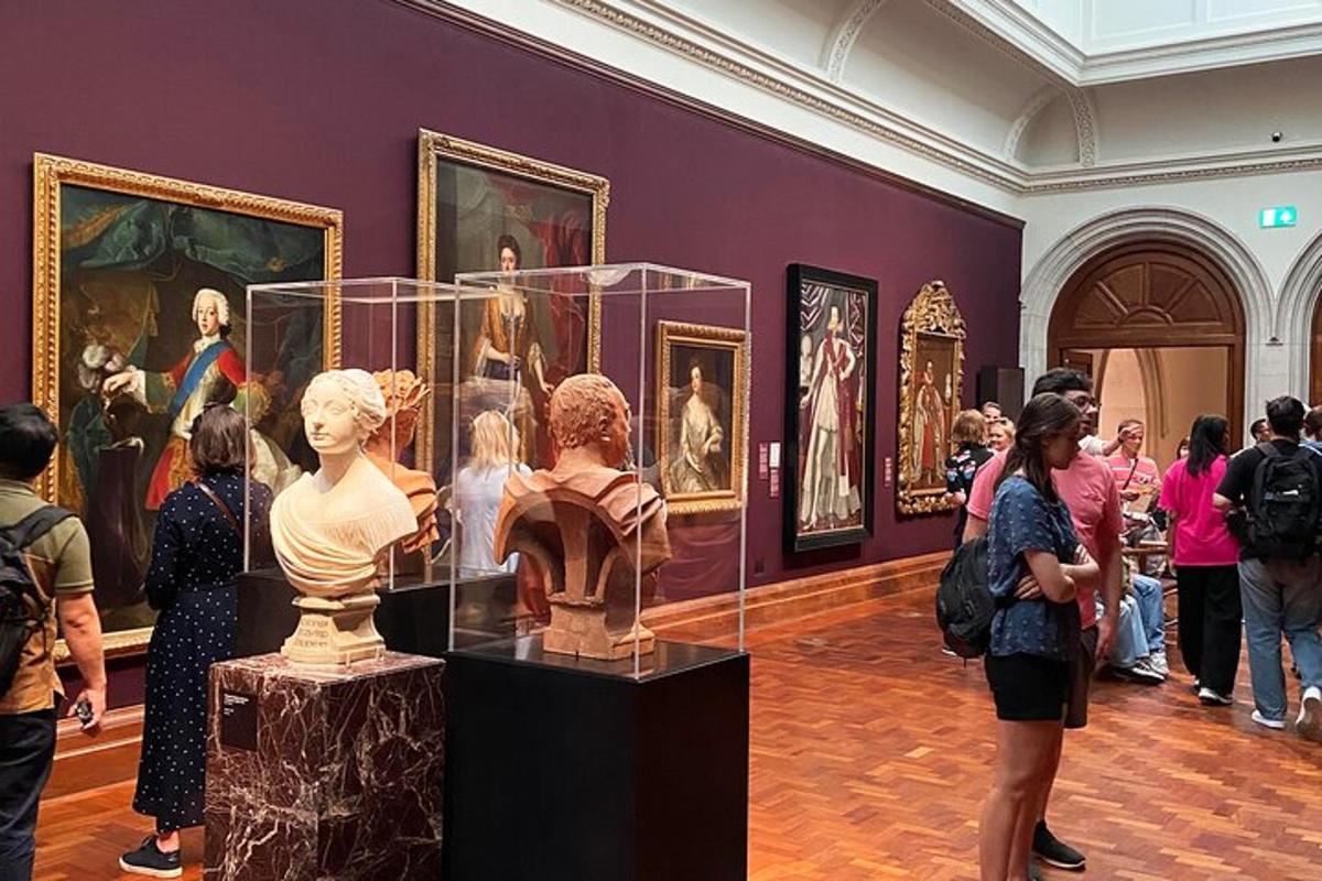 sekumpulan orang melihat seni di muzium