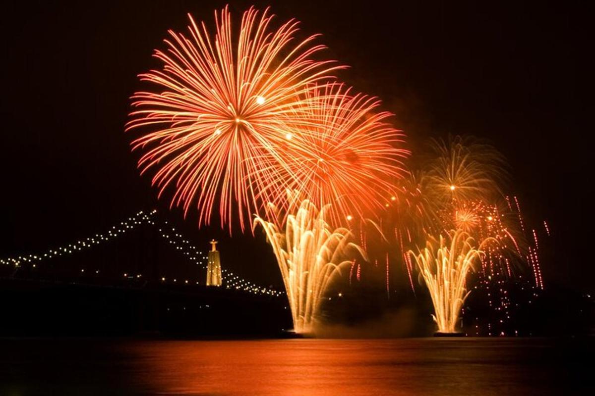 un espectacle de focs artificials amb un pont al fons
