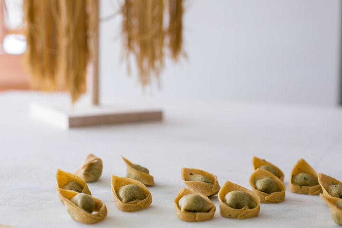 桌子上的一组小食物