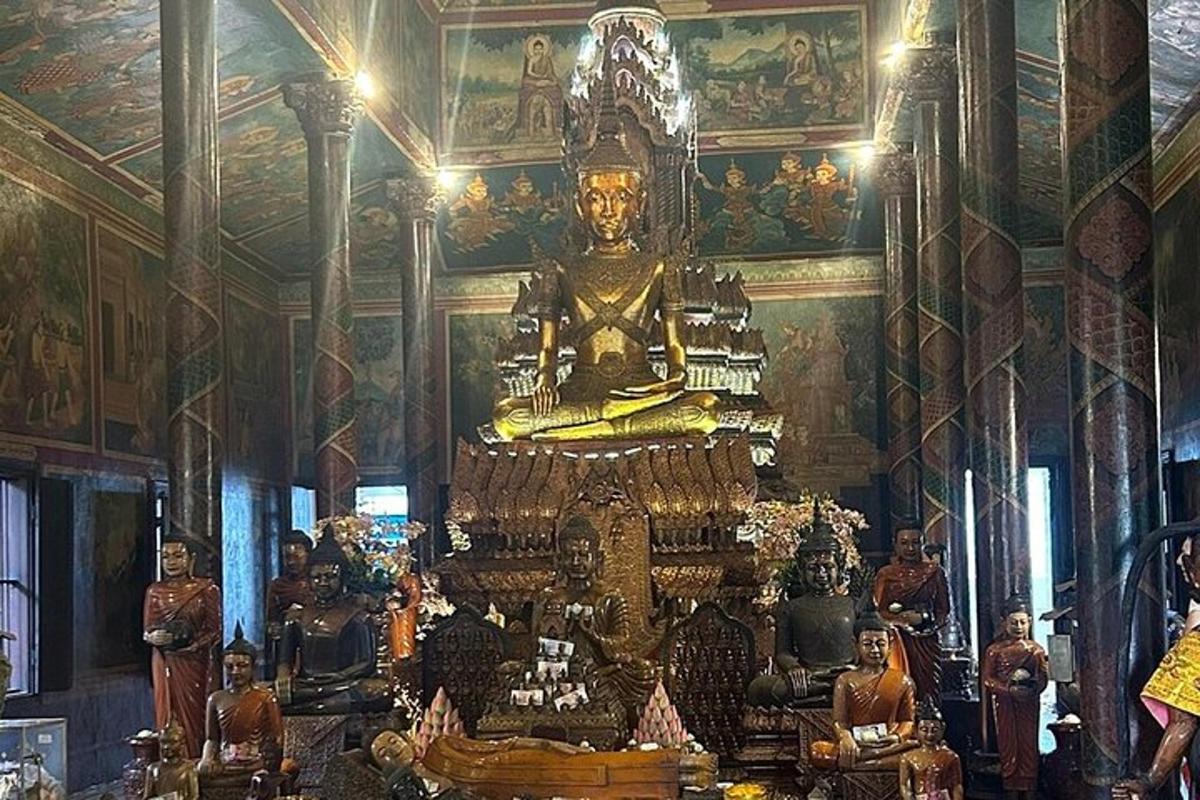 un tempio con una grande statua in una stanza