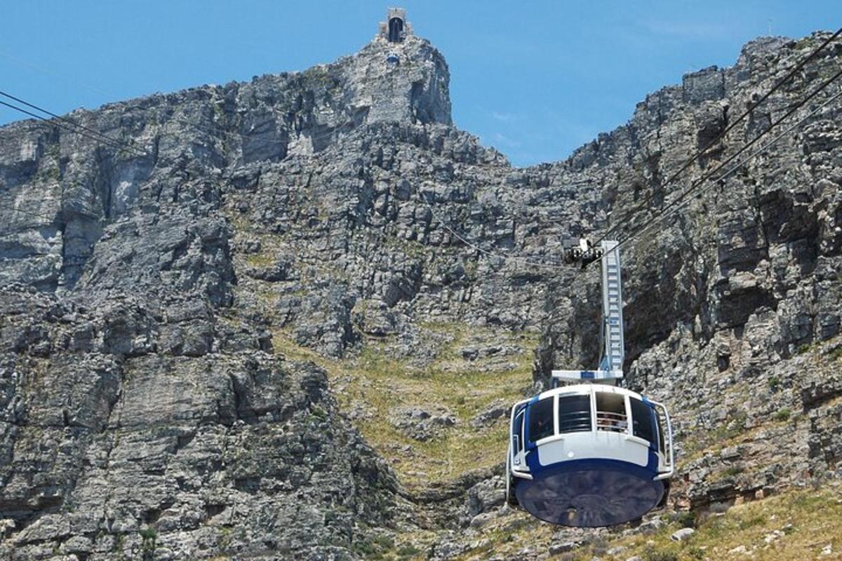 eine Seilbahn befindet sich an der Seite eines Berges