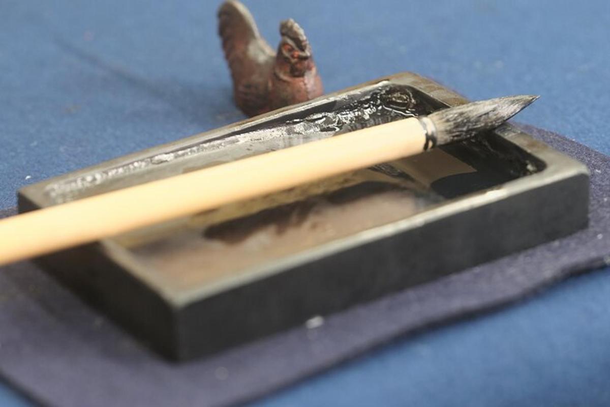 pena kayu yang diletakkan di dalam kotak dengan mainan burung