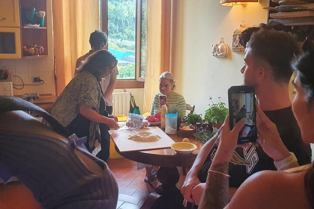 un grup de persones assegudes al voltant d'una taula fent fotos