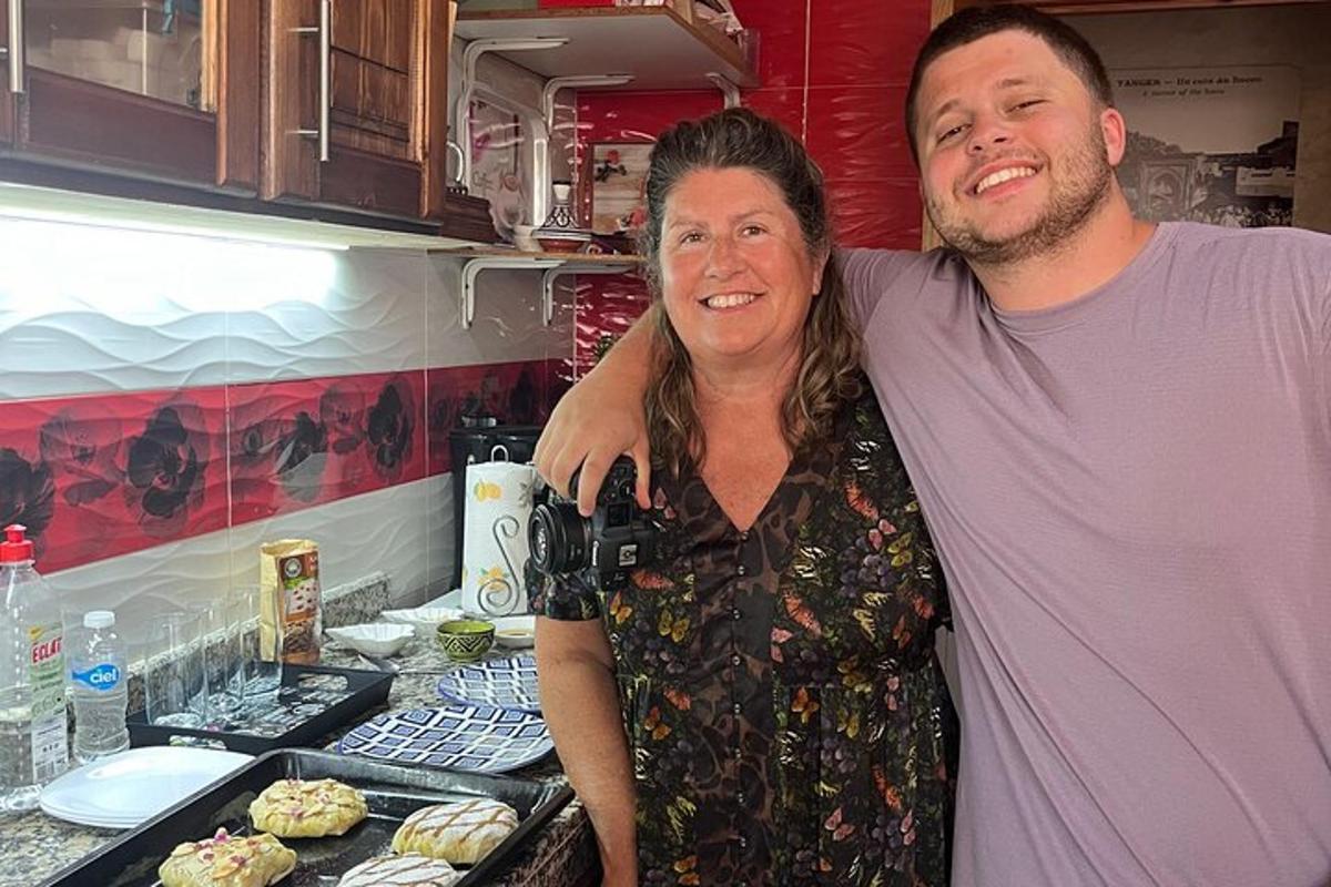 un uomo e una donna in piedi in una cucina