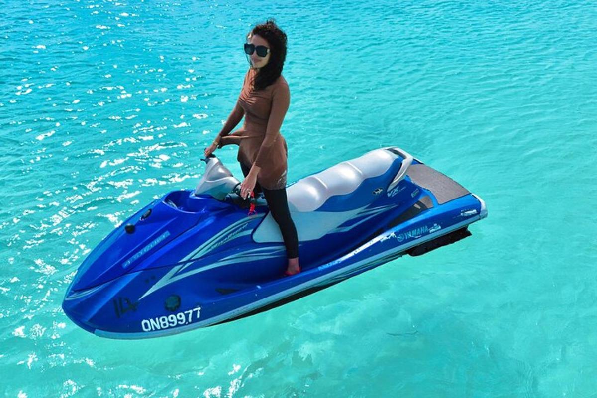 žena v bikinách jedoucí na vodním skútru ve vodě