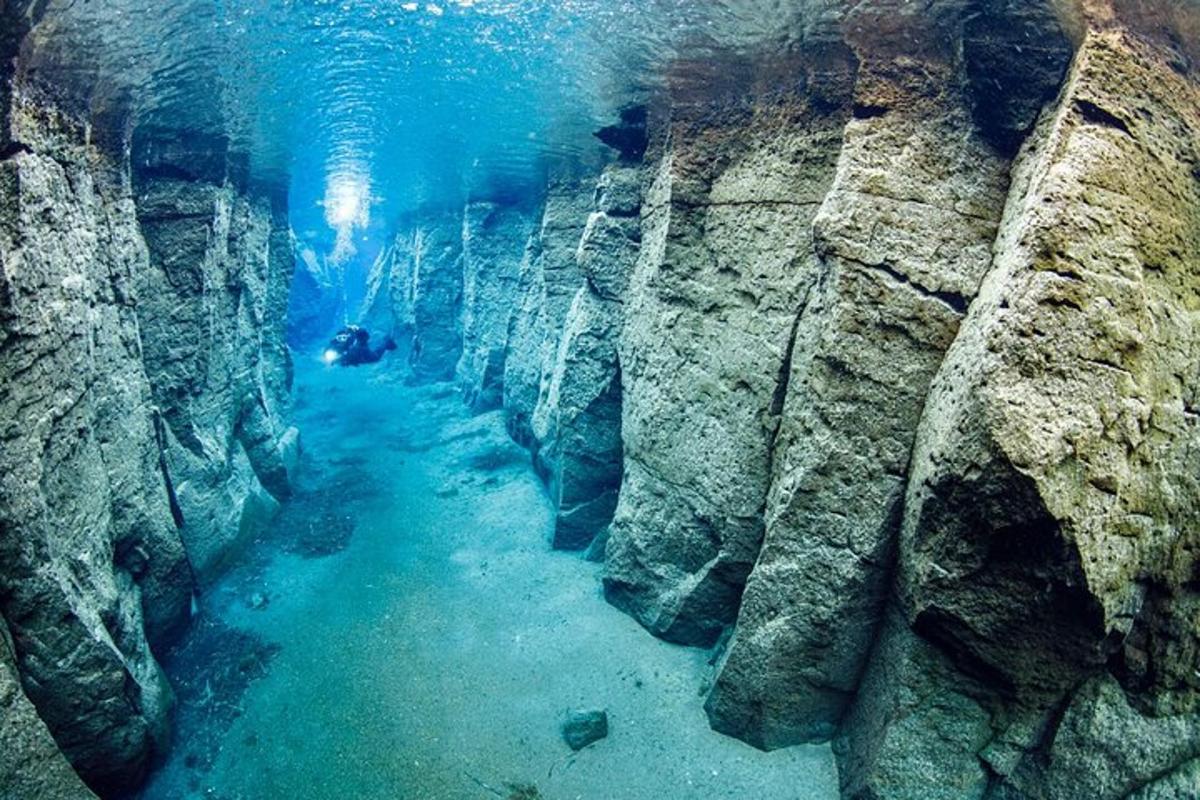 uma caverna subaquática com água azul e rochas