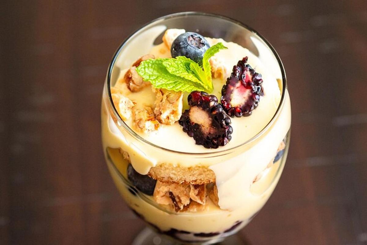 unes postres en un pot de vidre amb fruita i nata muntada