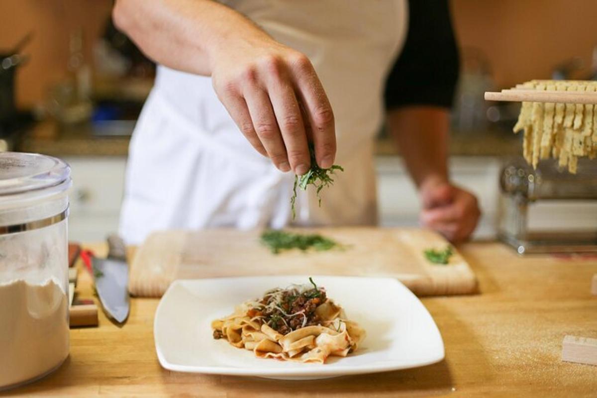 una persona preparant un plat de menjar en un taulell