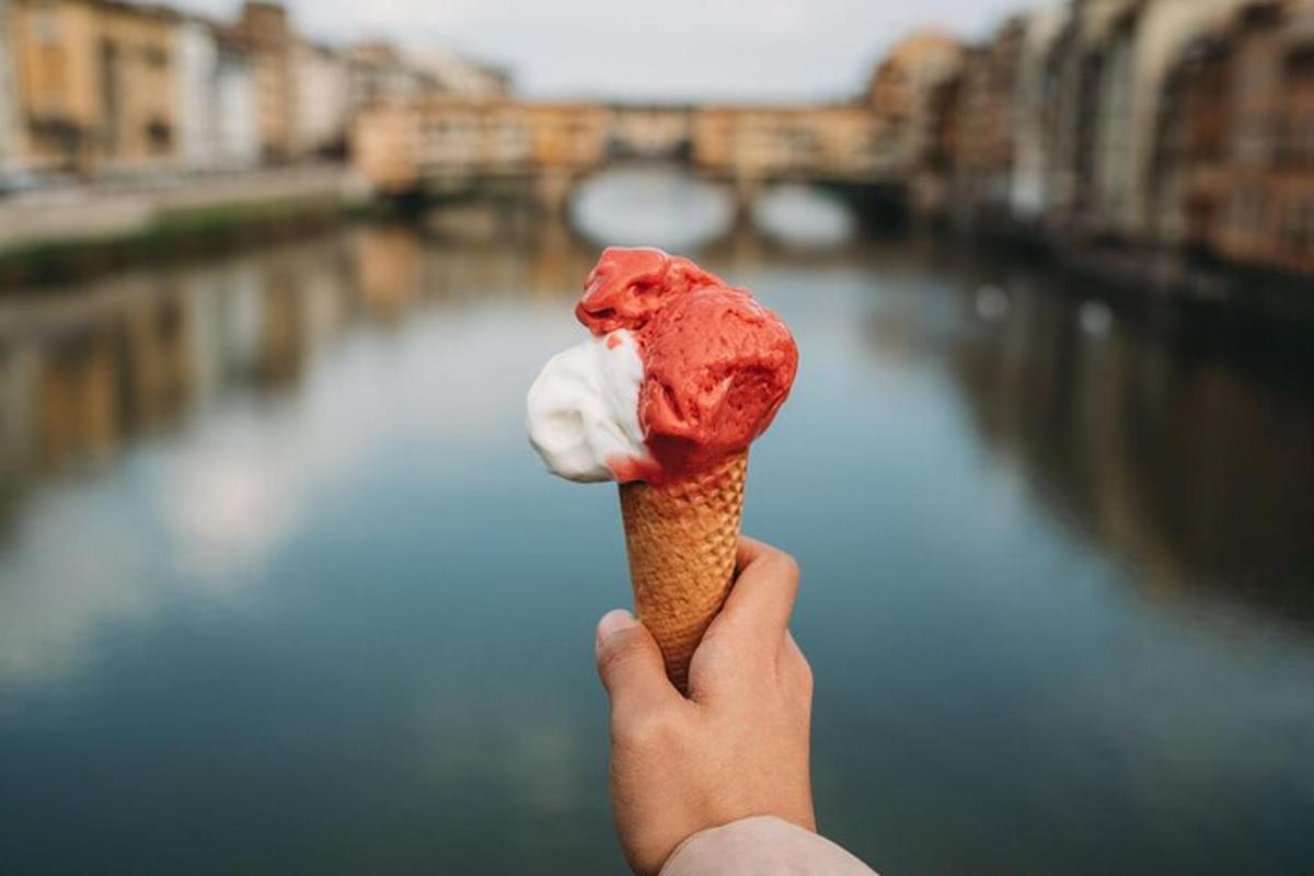 seseorang memegang es krim di samping sungai