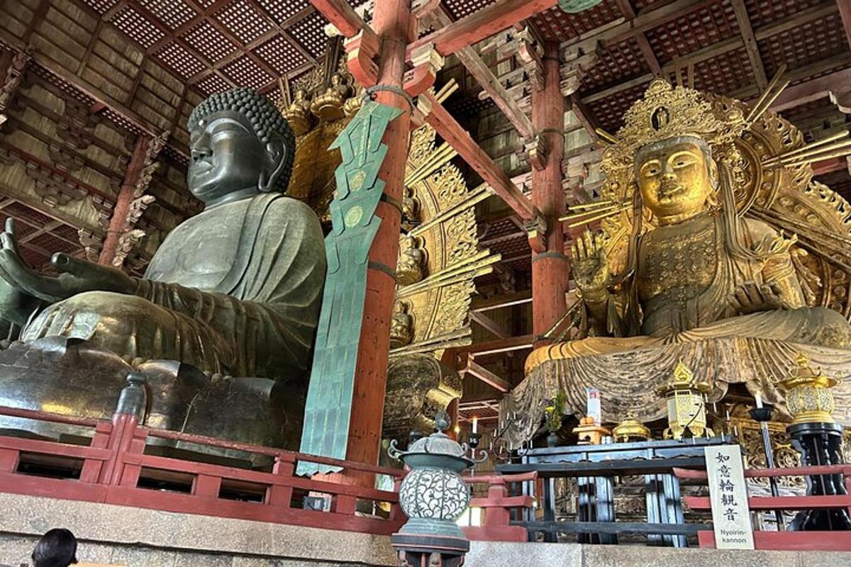 una grande statua in un tempio con un'altra statua